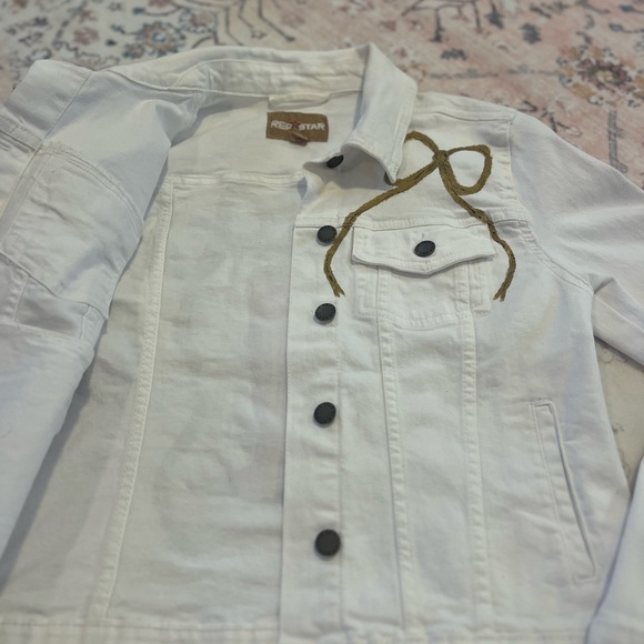 🎀Hand Painted White Denim Jacket with Floral Boot Design - Picture 13 of 13